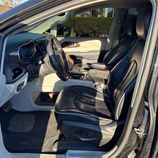 2022 Chrysler Pacifica Limited   - Photo 14 - Sherman Oaks, CA 91423