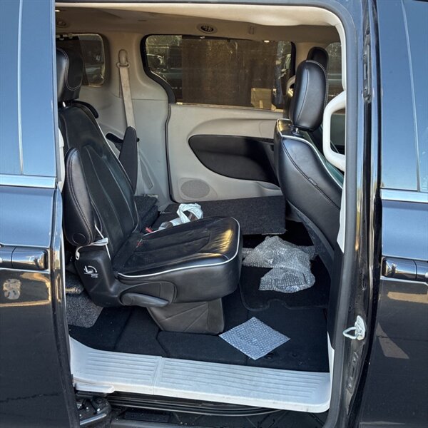 2022 Chrysler Pacifica Limited   - Photo 15 - Sherman Oaks, CA 91423