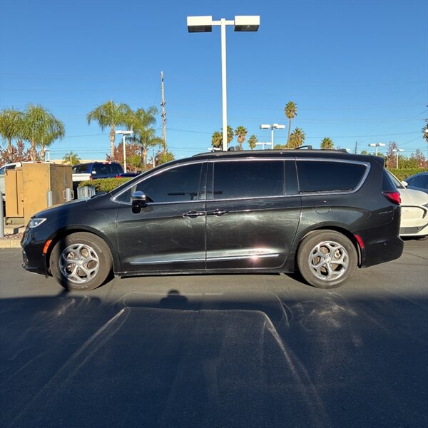 2022 Chrysler Pacifica Limited   - Photo 3 - Sherman Oaks, CA 91423