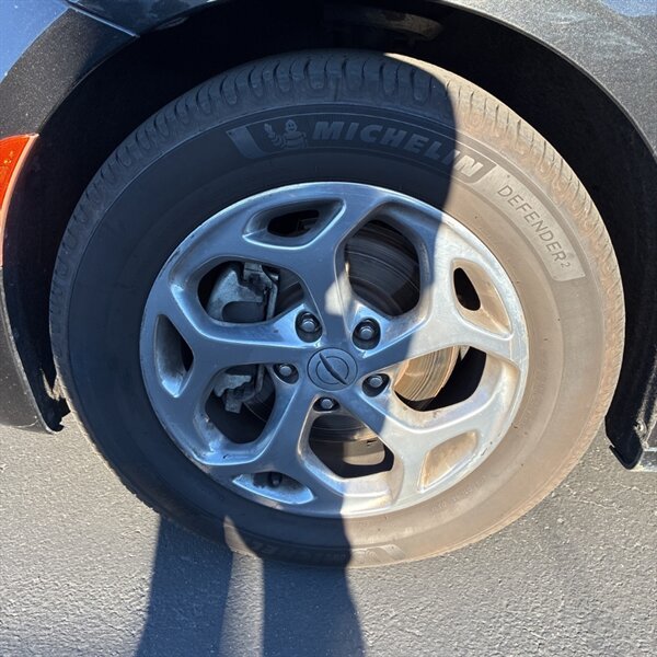 2022 Chrysler Pacifica Limited   - Photo 11 - Sherman Oaks, CA 91423