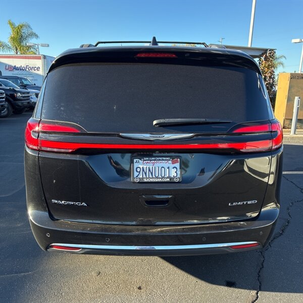 2022 Chrysler Pacifica Limited   - Photo 8 - Sherman Oaks, CA 91423