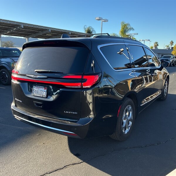 2022 Chrysler Pacifica Limited   - Photo 4 - Sherman Oaks, CA 91423