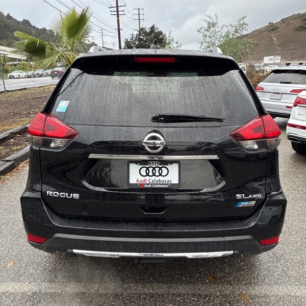 2017 Nissan Rogue Hybrid SV   - Photo 5 - Sherman Oaks, CA 91423