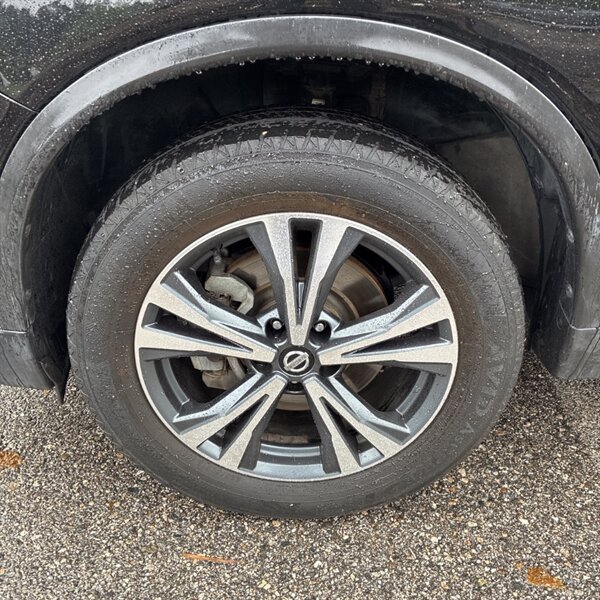 2017 Nissan Rogue Hybrid SV   - Photo 9 - Sherman Oaks, CA 91423