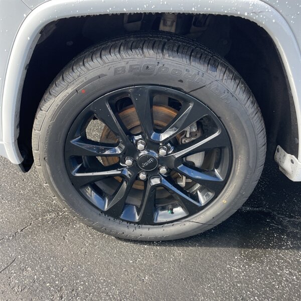 2021 Jeep Grand Cherokee Laredo E   - Photo 13 - Sherman Oaks, CA 91423