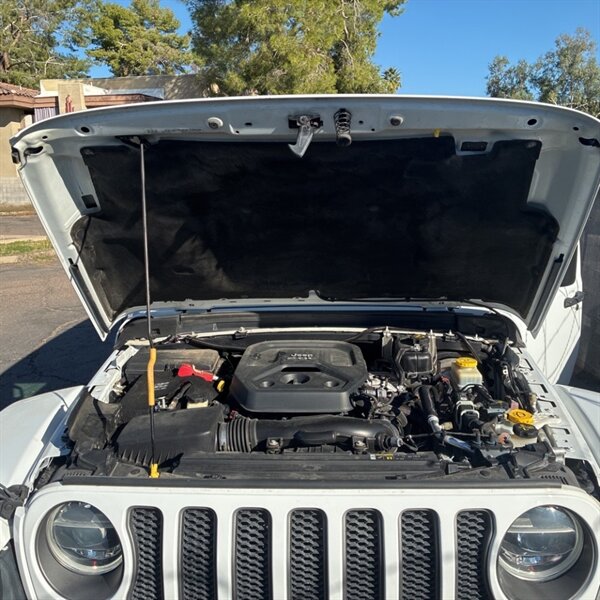 2019 Jeep Wrangler Unlimited Rubicon   - Photo 12 - Sherman Oaks, CA 91423