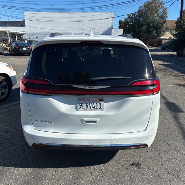 2021 Chrysler Pacifica Touring L   - Photo 4 - Sherman Oaks, CA 91423