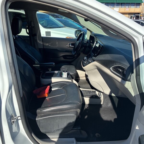 2021 Chrysler Pacifica Touring L   - Photo 14 - Sherman Oaks, CA 91423