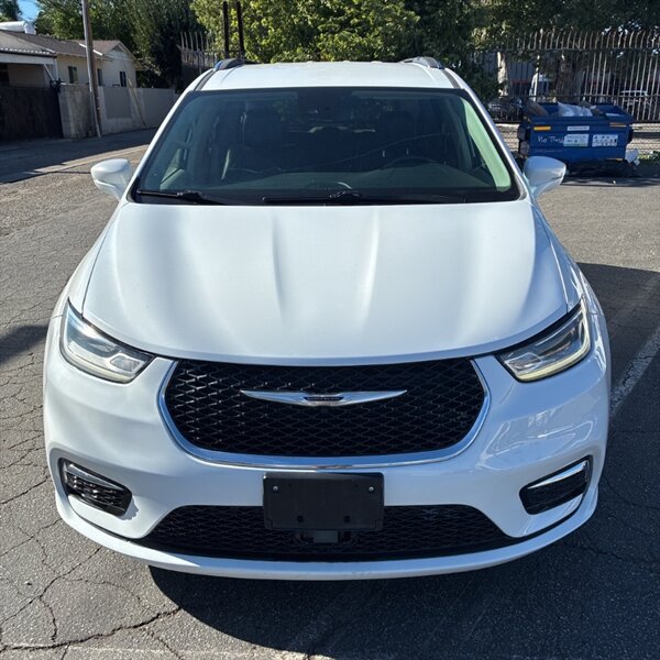 2021 Chrysler Pacifica Touring L   - Photo 2 - Sherman Oaks, CA 91423