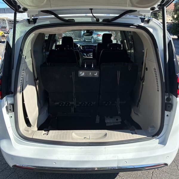 2021 Chrysler Pacifica Touring L   - Photo 10 - Sherman Oaks, CA 91423