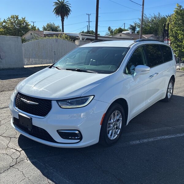 2021 Chrysler Pacifica Touring L   - Photo 3 - Sherman Oaks, CA 91423