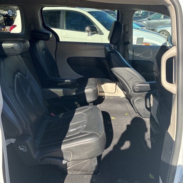 2021 Chrysler Pacifica Touring L   - Photo 15 - Sherman Oaks, CA 91423