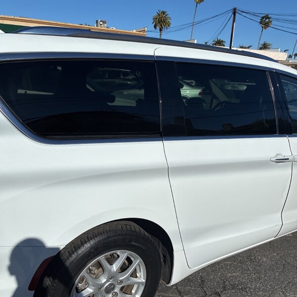 2021 Chrysler Pacifica Touring L   - Photo 8 - Sherman Oaks, CA 91423