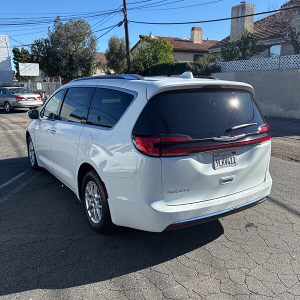 2021 Chrysler Pacifica Touring L   - Photo 6 - Sherman Oaks, CA 91423