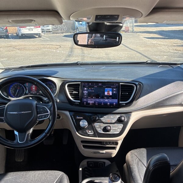 2021 Chrysler Pacifica Touring L   - Photo 18 - Sherman Oaks, CA 91423