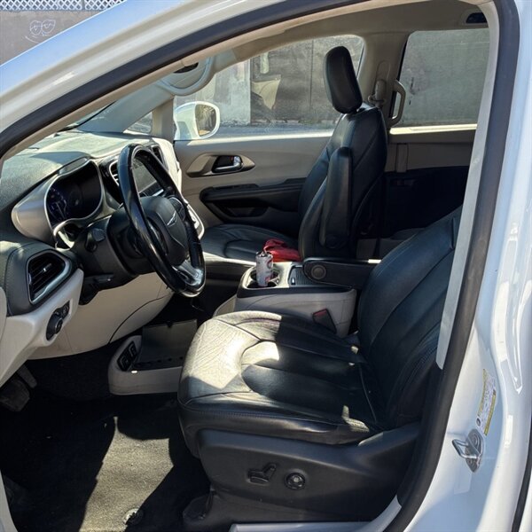 2021 Chrysler Pacifica Touring L   - Photo 13 - Sherman Oaks, CA 91423
