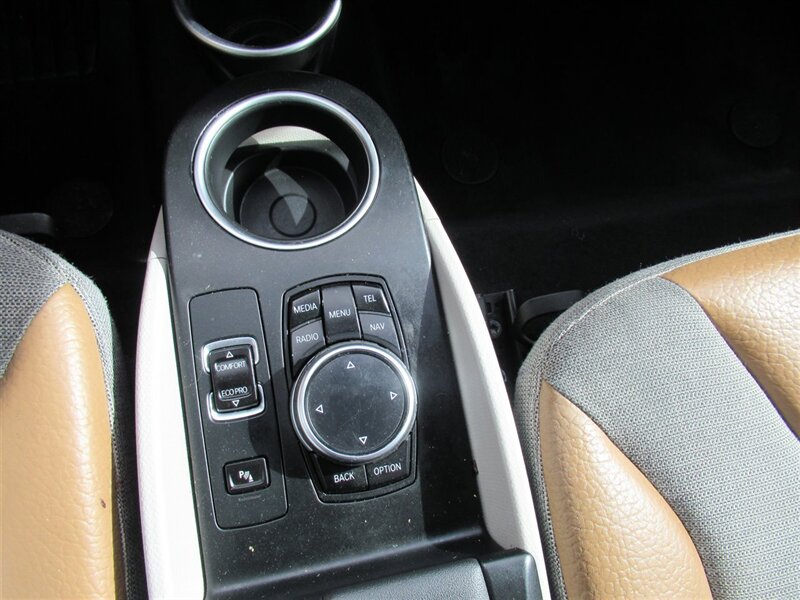 2014 BMW i3   - Photo 18 - Sherman Oaks, CA 91423