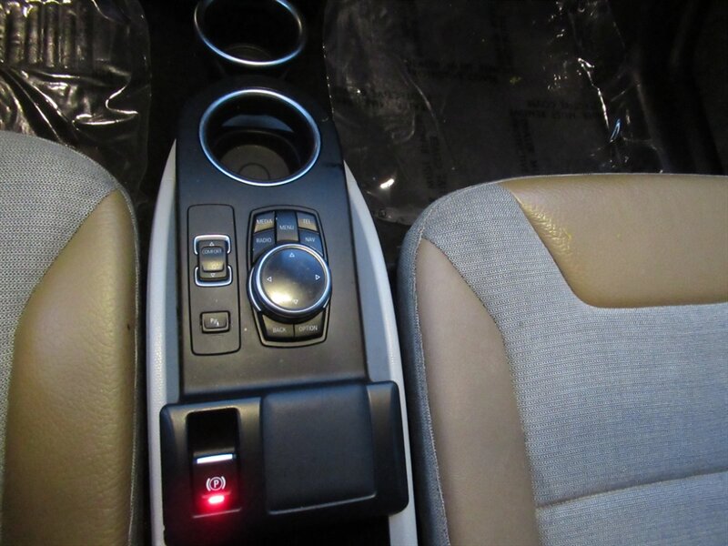 2014 BMW i3   - Photo 27 - Sherman Oaks, CA 91423