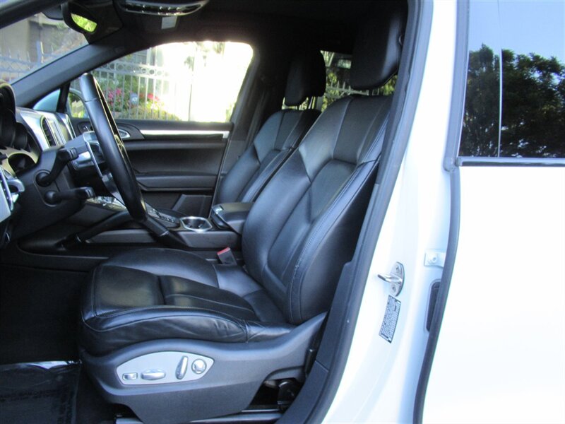 2017 Porsche Cayenne Platinum Edition   - Photo 17 - Sherman Oaks, CA 91423