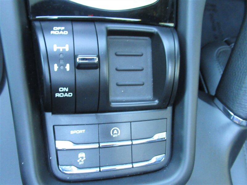 2017 Porsche Cayenne Platinum Edition   - Photo 26 - Sherman Oaks, CA 91423