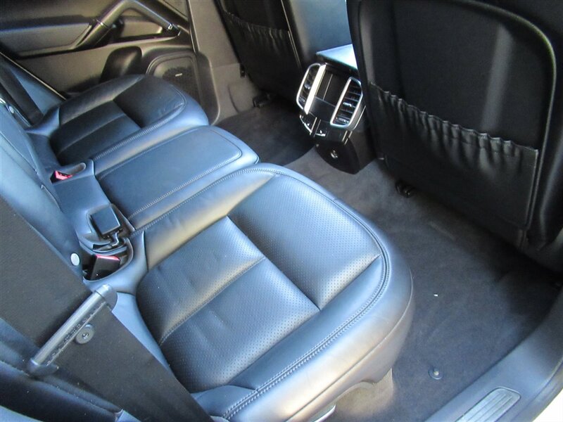 2017 Porsche Cayenne Platinum Edition   - Photo 38 - Sherman Oaks, CA 91423
