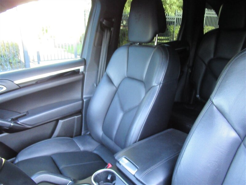 2017 Porsche Cayenne Platinum Edition   - Photo 19 - Sherman Oaks, CA 91423