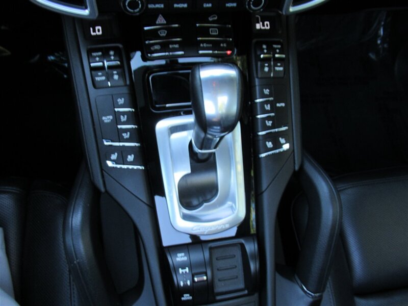 2017 Porsche Cayenne Platinum Edition   - Photo 24 - Sherman Oaks, CA 91423