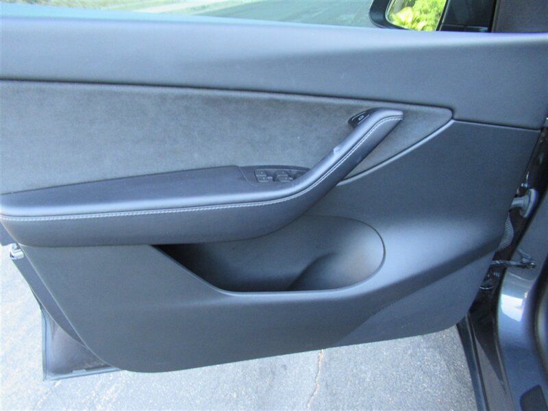 2022 Tesla Model Y Performance   - Photo 18 - Sherman Oaks, CA 91423