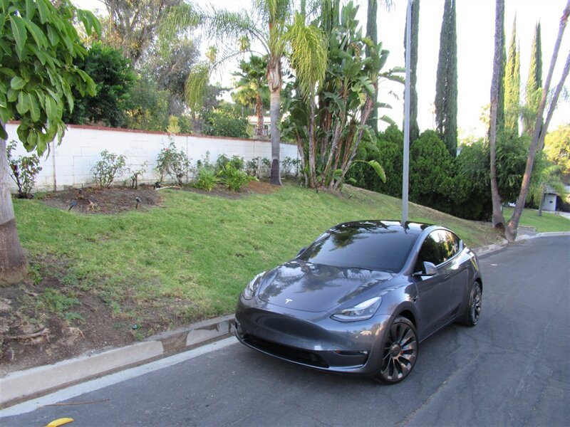 2022 Tesla Model Y Performance   - Photo 4 - Sherman Oaks, CA 91423
