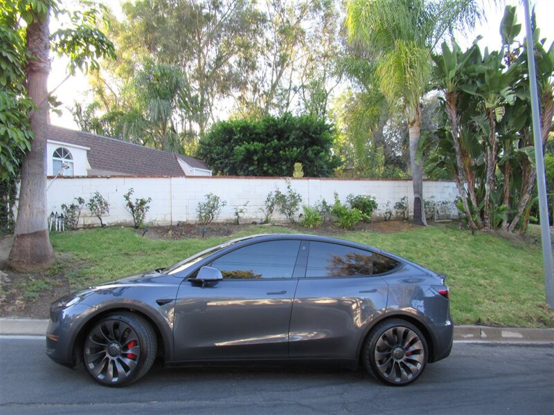 2022 Tesla Model Y Performance   - Photo 5 - Sherman Oaks, CA 91423