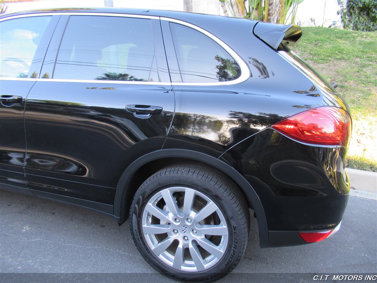 2014 Porsche Cayenne S Hybrid   - Photo 43 - Sherman Oaks, CA 91423