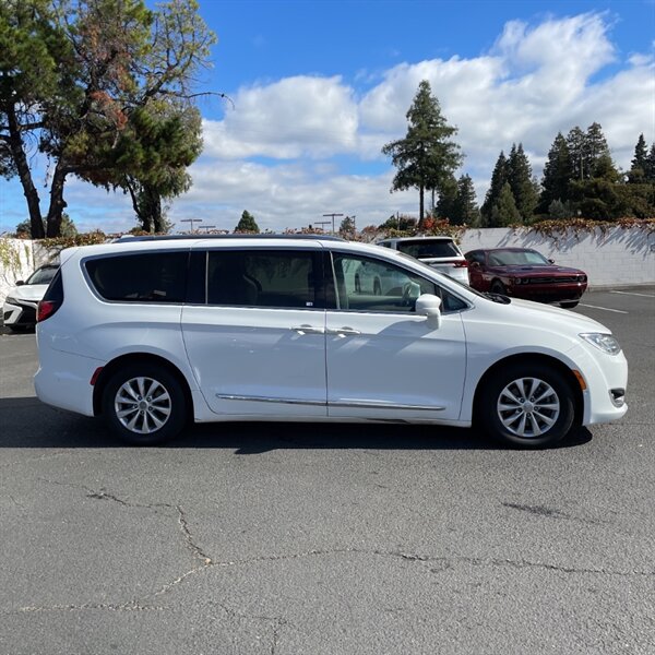 2018 Chrysler Pacifica Touring L Plus   - Photo 2 - Sherman Oaks, CA 91423