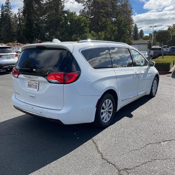 2018 Chrysler Pacifica Touring L Plus   - Photo 7 - Sherman Oaks, CA 91423
