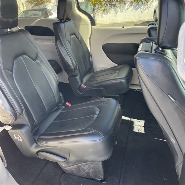 2018 Chrysler Pacifica Touring L Plus   - Photo 14 - Sherman Oaks, CA 91423