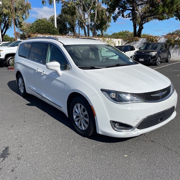 2018 Chrysler Pacifica Touring L Plus   - Photo 8 - Sherman Oaks, CA 91423