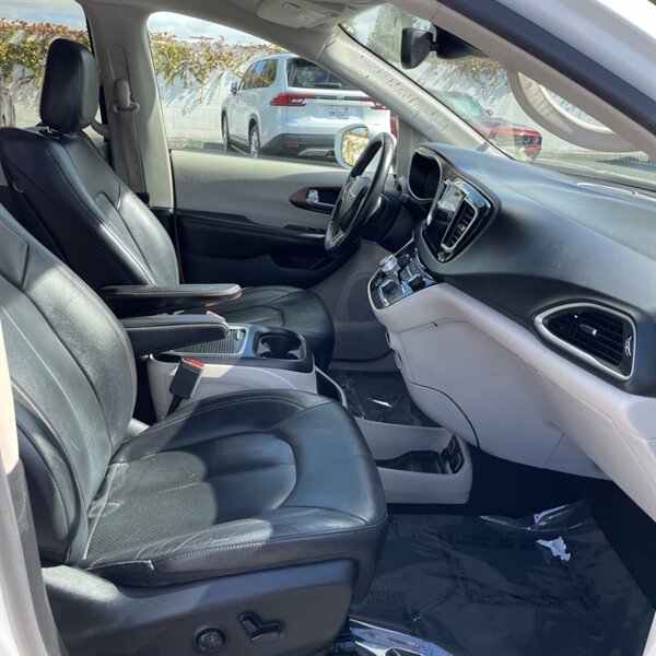 2018 Chrysler Pacifica Touring L Plus   - Photo 13 - Sherman Oaks, CA 91423