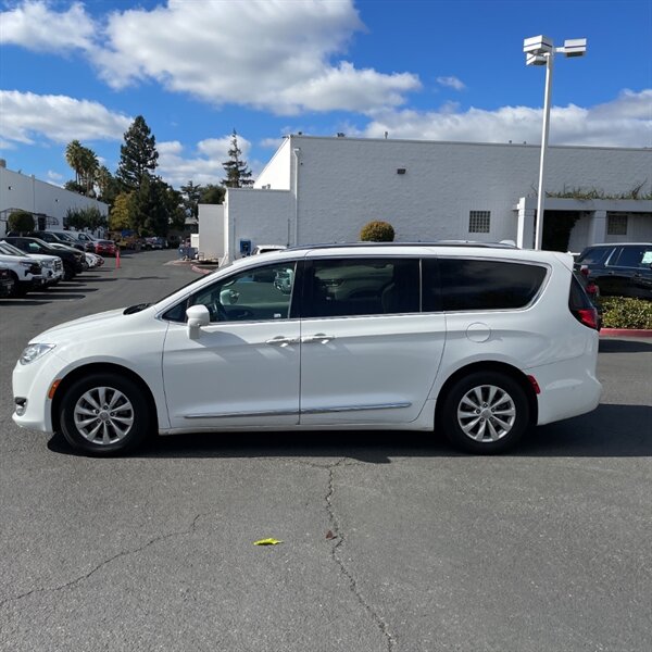2018 Chrysler Pacifica Touring L Plus   - Photo 6 - Sherman Oaks, CA 91423