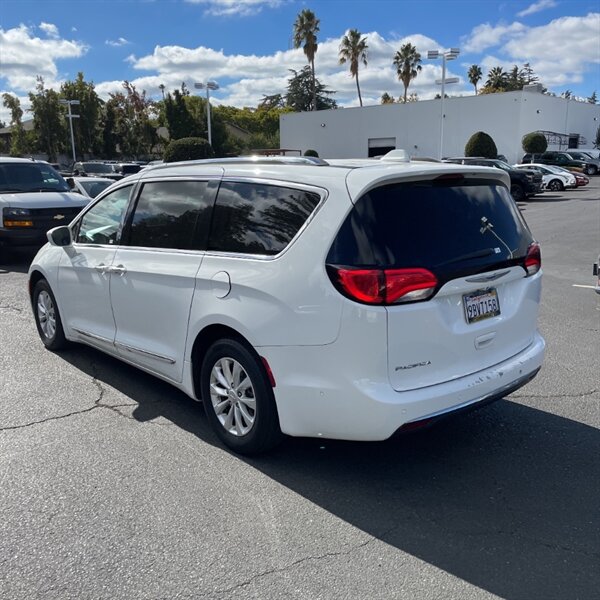 2018 Chrysler Pacifica Touring L Plus   - Photo 4 - Sherman Oaks, CA 91423
