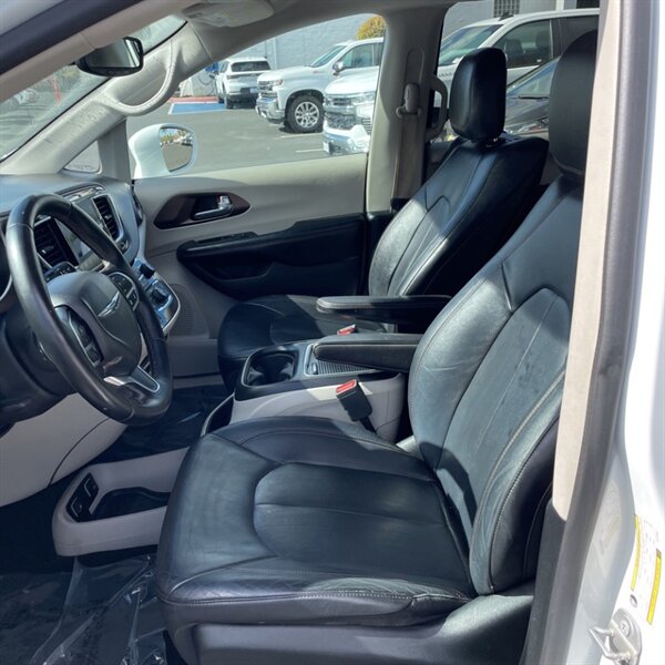 2018 Chrysler Pacifica Touring L Plus   - Photo 9 - Sherman Oaks, CA 91423