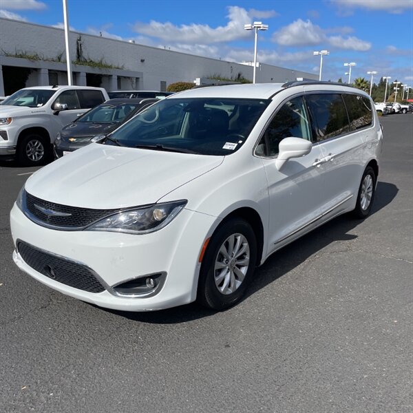 2018 Chrysler Pacifica Touring L Plus   - Photo 5 - Sherman Oaks, CA 91423