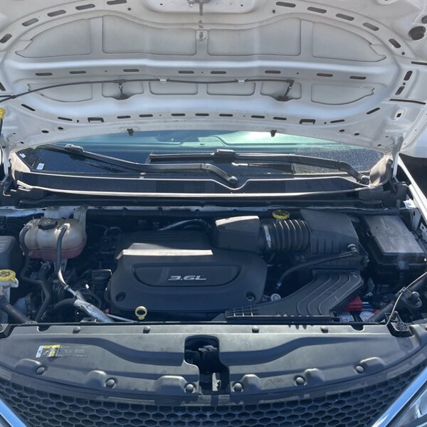 2018 Chrysler Pacifica Touring L Plus   - Photo 11 - Sherman Oaks, CA 91423