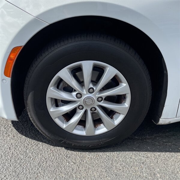 2018 Chrysler Pacifica Touring L Plus   - Photo 10 - Sherman Oaks, CA 91423