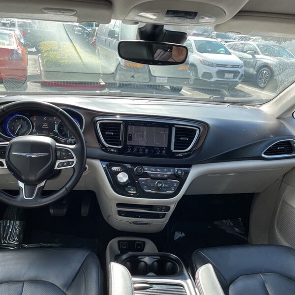 2018 Chrysler Pacifica Touring L Plus   - Photo 19 - Sherman Oaks, CA 91423