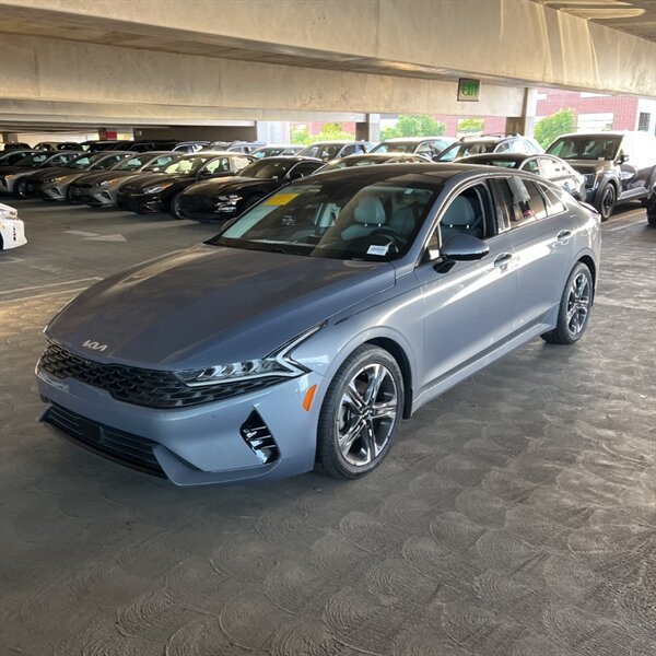 2022 Kia K5 EX   - Photo 1 - Sherman Oaks, CA 91423