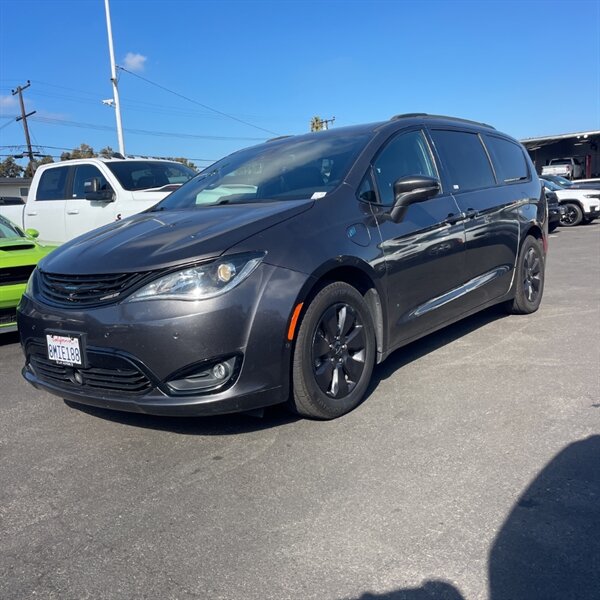 2019 Chrysler Pacifica Hybrid Limited   - Photo 1 - Sherman Oaks, CA 91423