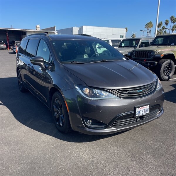 2019 Chrysler Pacifica Hybrid Limited   - Photo 5 - Sherman Oaks, CA 91423