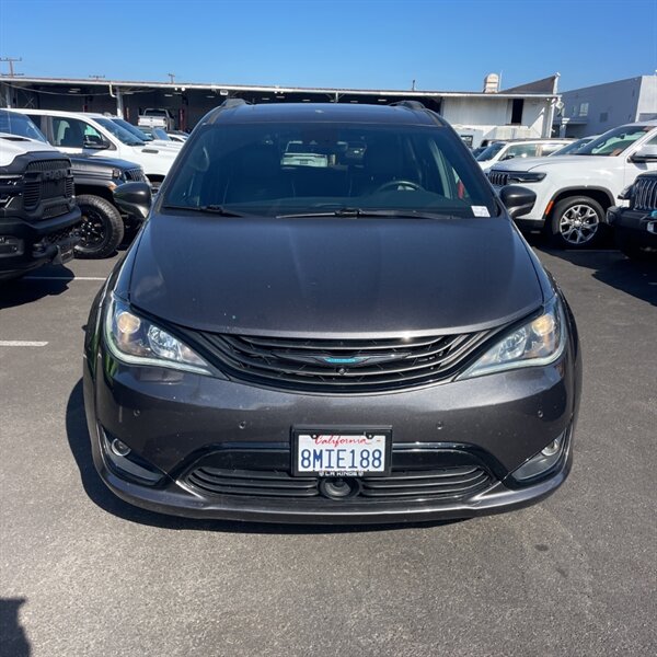 2019 Chrysler Pacifica Hybrid Limited   - Photo 2 - Sherman Oaks, CA 91423