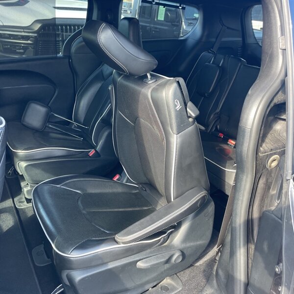 2019 Chrysler Pacifica Hybrid Limited   - Photo 13 - Sherman Oaks, CA 91423