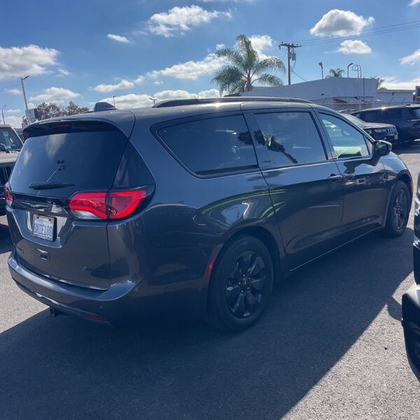 2019 Chrysler Pacifica Hybrid Limited   - Photo 6 - Sherman Oaks, CA 91423