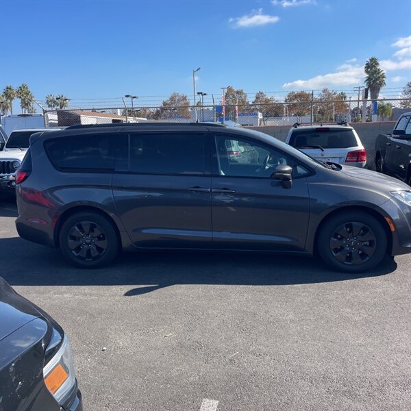 2019 Chrysler Pacifica Hybrid Limited   - Photo 8 - Sherman Oaks, CA 91423
